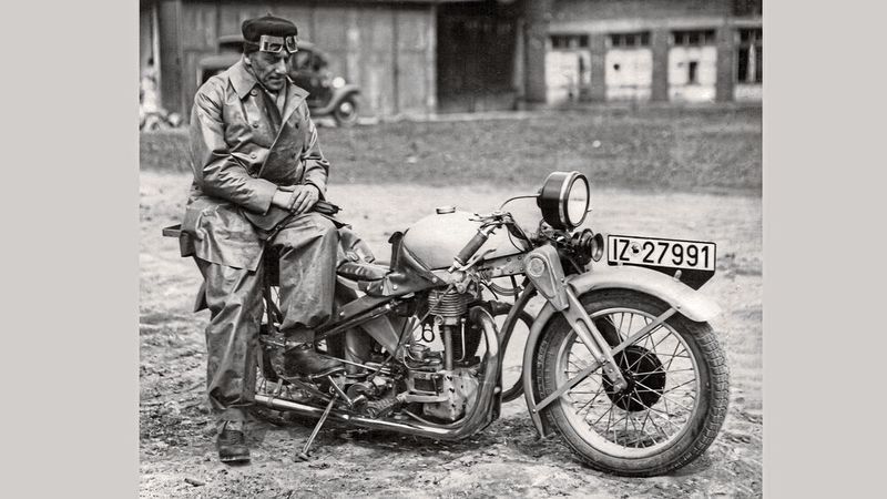 Ernst Neumann-Neander (um 1928) erfand nicht nur die Opel Motoclub. Er war zugleich auch Künstler, Designer, Kabarettist, Unternehmer, Rennfahrer und eben Ingenieur.