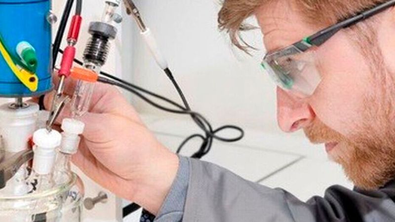 Dr. Tim-Patrick Fellinger leitet das Verbundprojekt an der BAM (Bundesanstalt für Materialforschung und -prüfung und ist Experte für Energiematerialien: „Die Herausforderung ist es, ein Material zu finden, das sicher und effizient zugleich ist.“