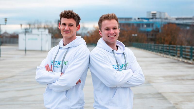 Justin (li.) und Malte (re.) bringen Interessenten bei „Electrify Me“ mit Videoclips die Elektromobiltät näher.
