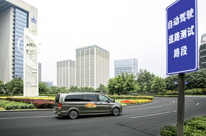Vor drei Jahren startete Mercedes-Benz mit Erprobungsfahrten in Peking. Für den Einsatz der Technik in Serienfahrzeugen gelten in China nun strengere Regeln.