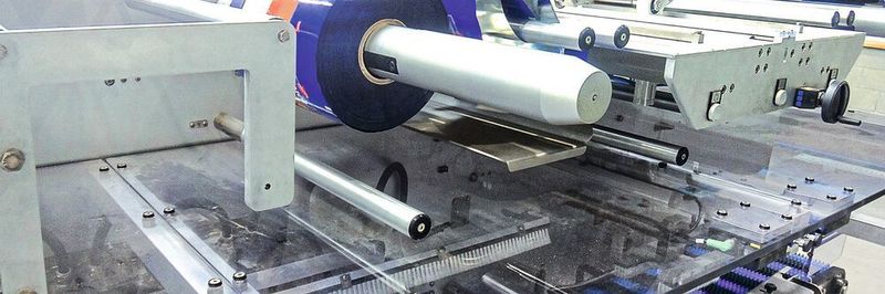 Kontinuierliche Rotation mit 2 Folienrollen durch einen automatischen Splicer.