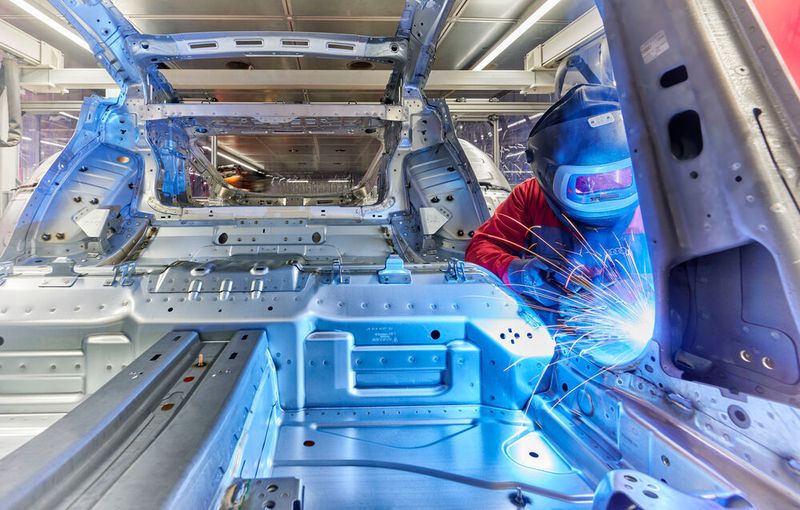 Handarbeit an der Karosserie: In den Böllinger Höfen fertigt Audi den Sportwagen E-Tron GT.