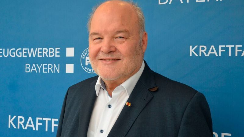 Albert Vetterl, Präsident des Kfz-Gewerbes Bayern, fordert für die Verbrennungsmotoren eine ausreichende Übergangszeit, weil strukturschwache Regionen mehr Zeit für die Umstellung auf die E-Mobilität benötigten.