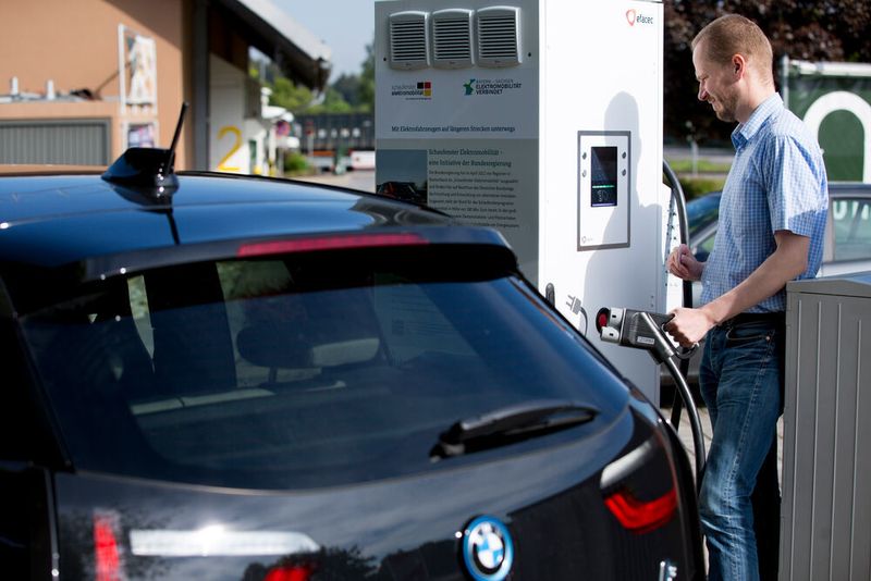An der Ladesäule mit EC-Karte zahlen: Ein neues Bezahlsystem soll so das Laden von E-Fahrzeugen vereinfachen.