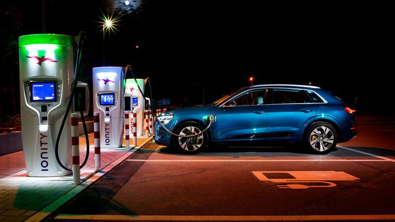 Immer mehr Elektroautos kommen auf den Markt.