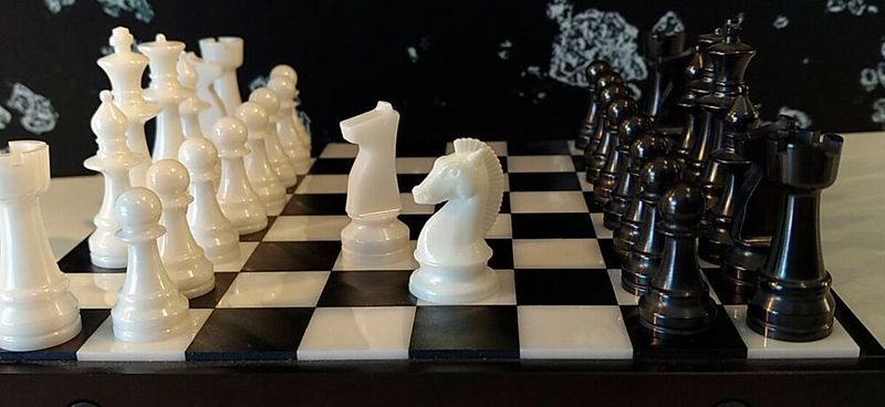 Der Verfahrensvergleich: vorne der 3D-gedruckte Springer, hinten der konventionell gefertigte.