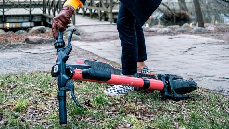 Falsch abgestellte E-Scooter verärgern immer wieder Stadt-Bewohner.