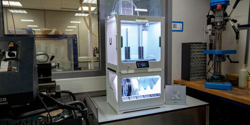 Mithilfe des Ultimaker-S5 gelingt es der Hänssler-Gruppe, Dichtungsbauteile mit antielektrostatischen Eigenschaften herzustellen.