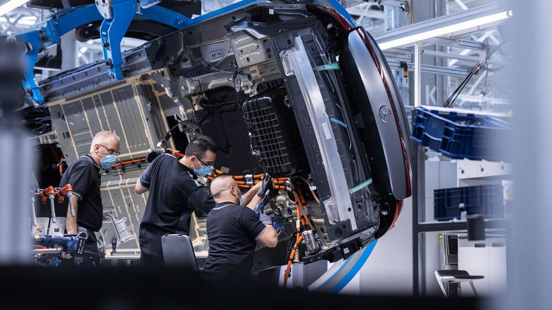 Im Werk Sindelfingen, in dem die S-Klasse und der EQS vom Band rollen, kam es bereits in dieser Woche zu Einschränkungen in der Produktion.