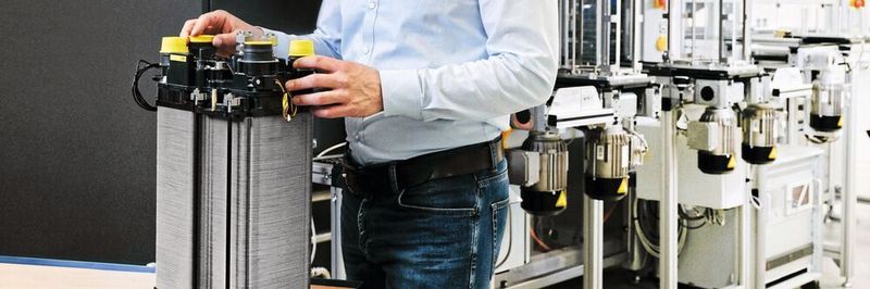 Brennstoffzellenstack: EKPO Fuel Cell Technologies ist ein führendes Joint Venture im Bereich der Entwicklung und Großserienproduktion von Brennstoffzellenstacks zur CO2-neutralen Mobilität. Das Unternehmen agiert als Full-Service-Supplier für Brennstoffzellenstacks und Komponenten, die in PKWs, leichten Nutzfahrzeugen, LKWs, Bussen, aber auch in der Zug- und Schifffahrt Anwendung finden.