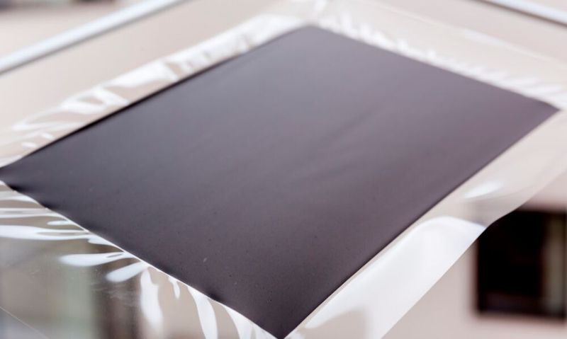 Die katalysatorbeschichtete Membran eines Elektrolyseurs. Fraunhofer will allein bei diesem Bauteil die Herstellkosten um 30 Prozent senken.