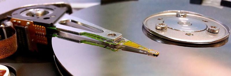 Daten speichern: Viele Daten aus Unternehmen kommen auf die Festplatte. Doch das Datenwachstum nimmt weiter zu. Mehr Speicher ist gefragt.