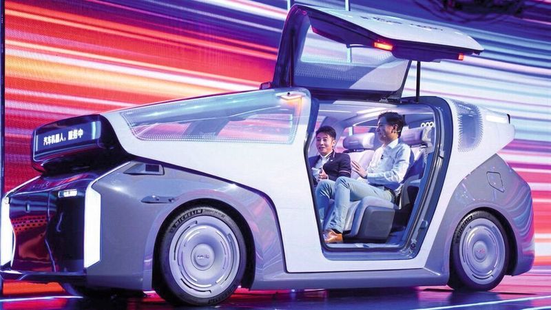 Baid-CEO Robin Li (rechts) stellt das Robocar des Internetkonzerns vor.