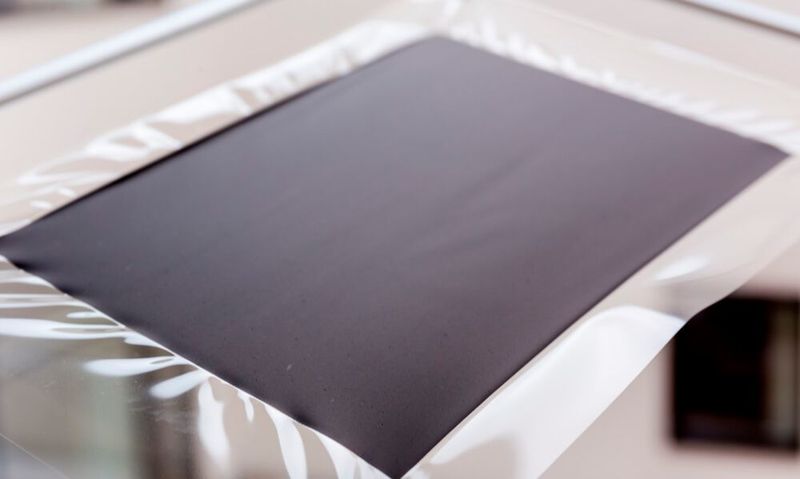 Die katalysatorbeschichtete Membran eines Elektrolyseurs. Fraunhofer will allein bei diesem Bauteil die Herstellkosten um 30 Prozent senken.