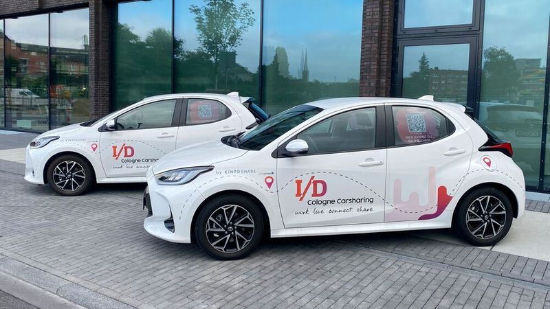 Für das neue Kölner Quartier I/D Cologne stellt Kinto fünf speziell gebrandete Toyota Yaris zur Verfügung.