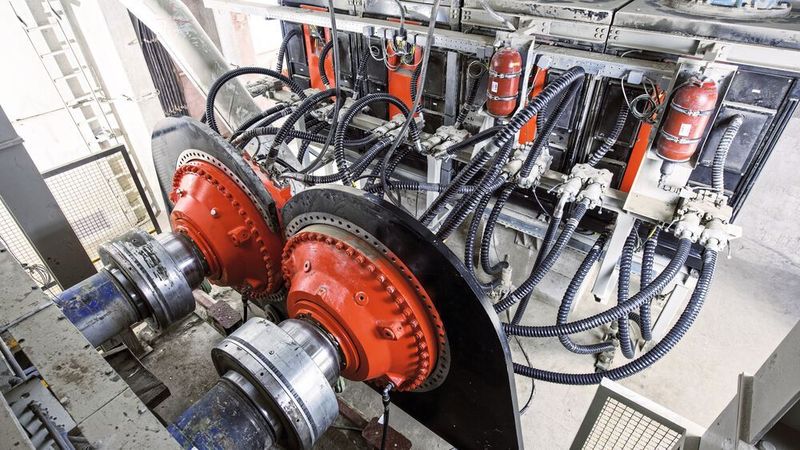 Bei einer Geschwindigkeit von 20 U/min ist die Rollenpresse in der Lage, 280 t Material pro Stunde zu verarbeiten.