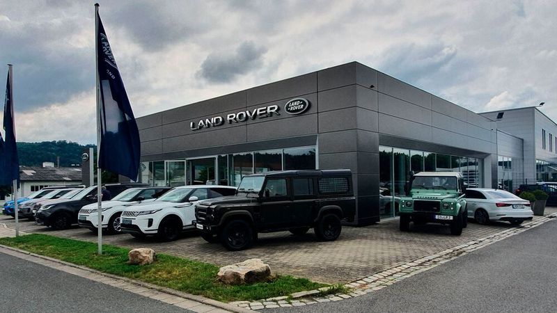 Land Rover Coburg stellt den neuen Defender in den Mittelpunkt.