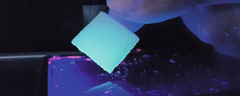 Das Kieler Pflaster wird durch grünes Licht aktiviert und kann im 3D-Drucker passgenau hergestellt werden.