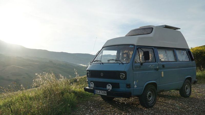 So romantisch stellen sich viele das „Vanlife“ vor. Doch wenn die überladene Fuhre bei der Abfahrt aus der Kurve fliegt, ist es mit der Romantik vorbei.