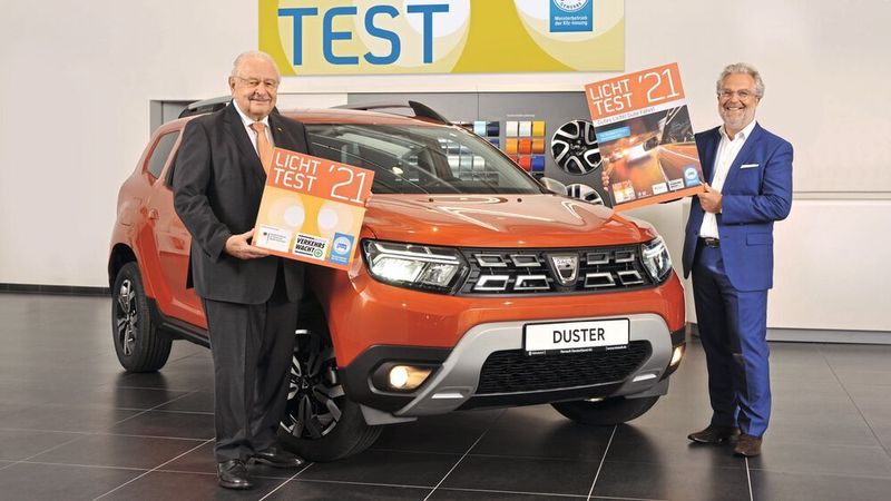 ZDK-Präsident Jürgen Karpinski (links) und Dacia-Deutschland-Geschäftsführer Christophe Mittelberger (rechts) mit dem neuen Dacia Duster, den es für den Gewinner in Weiß gibt.