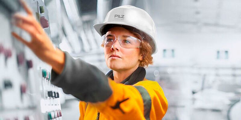 Auch Sicherheitskonzepte für Mitarbeiter werden auf dem Stand 2D32 von Pilz präsentiert. Im Mittelpunkt steht unter anderem ein Zugangsberechtigungssystem für die Maschinensicherheit.
