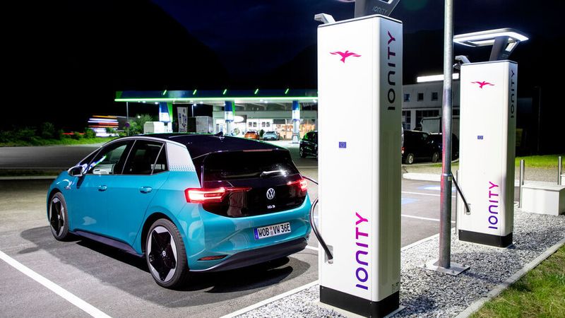 Mehrere Autokonzerne haben zusammen ein Schnellladenetz entlang der Autobahnen aufgebaut - Ionity hat europaweit inzwischen etwa 360 Stationen in Betrieb.