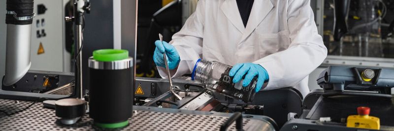 Das trockene Ausgangsmaterialgemisch wird in den Kalanderspalt der DRYtraec-Anlage gegeben.