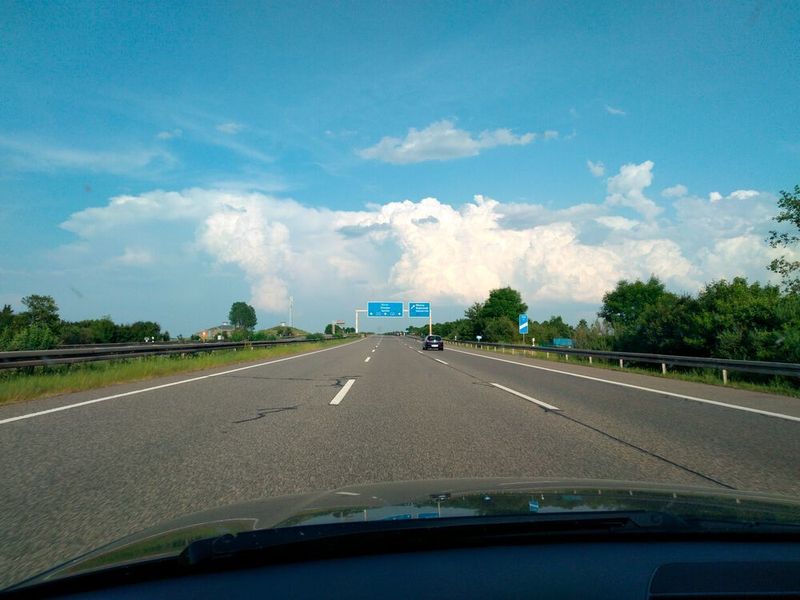 Ein generelles Tempolimit auf deutschen Autobahnen: Eine knappe Mehrheit ist dafür.