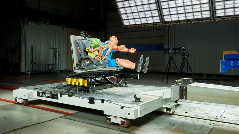 Beim Schlittenversuch hat der ADAC die Crashsicherheit von Rücksitzbänken mit Metallrahmen getestet. Die klappbare Sitzbank mit Metallunterbau konnte der Belastung im Crashtest standhalten.