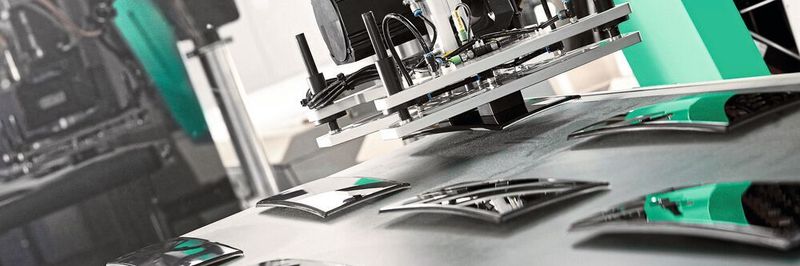 Wirtschaftlich in der Serienproduktion: Hochwertige Oberflächdekore lassen sich mit dem automatisierten Spritzgiessverfahren In-Mould-Decoration wirtschaftlich aufbringen.