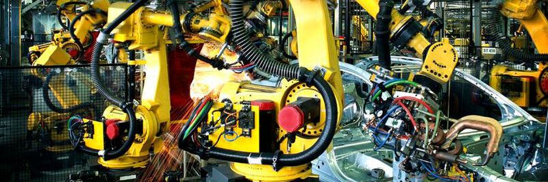 Automobilfertigung: Wegen der Lieferengpässe bei Mikrochips stehen viele Bänder still.
