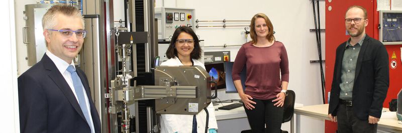 Gemeinsame Forschung zur Hochtemperaturelektrolyse am Lehrstuhl Keramische Werkstoffe der Universität Bayreuth (von links): Prof. Dr.-Ing. Stefan Schafföner, Ilaria Bombarda M.Sc., Dr.-Ing. Carolin Sitzmann und Dr. rer. nat. Nico Langhof.