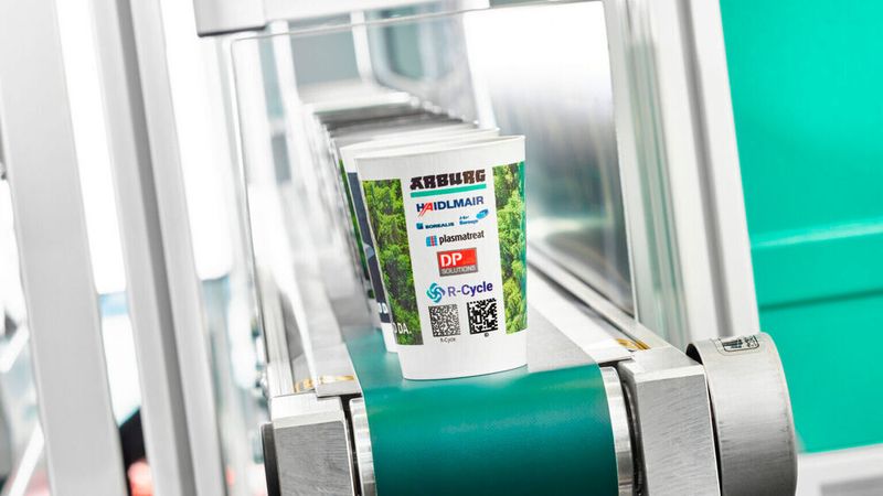Die Becher werden mit zwei DM-Codes ergänzt: auf dem einen sind die Prozessdaten für die Rückverfolgbarkeit hinterlegt und auf dem anderen die Materialinformationen für das Recycling.