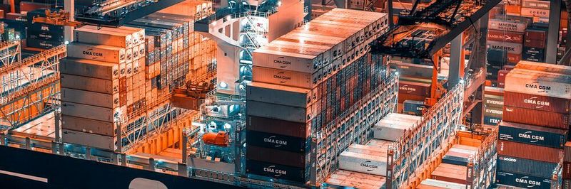 Beim Global Sourcing stehen internationale Beschaffungsaktivitäten im Zentrum. Wichtig hierbei ist vor allem der Preis.