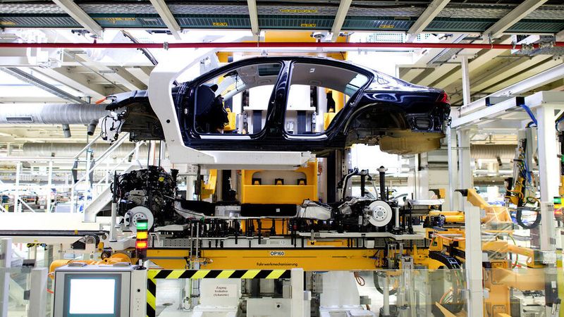 Während die Arbeiter in Emden wieder in Kurzarbeit gehen, soll die Fertigung in Zwickau und Dresden nächste Woche dagegen wieder normal laufen.