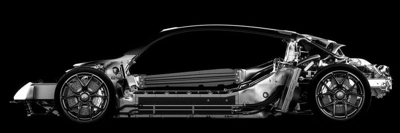 Fast alle Metallteile für das Chassis des Czinger 21C stammen aus dem 3D-Drucker. Mit großer Batterie, Turbo-V8 und drei E-Motoren wiegt der 919 kW/1.250 PS starke und über 430 km/h schnelle Wagen rund 1,2 Tonnen.
