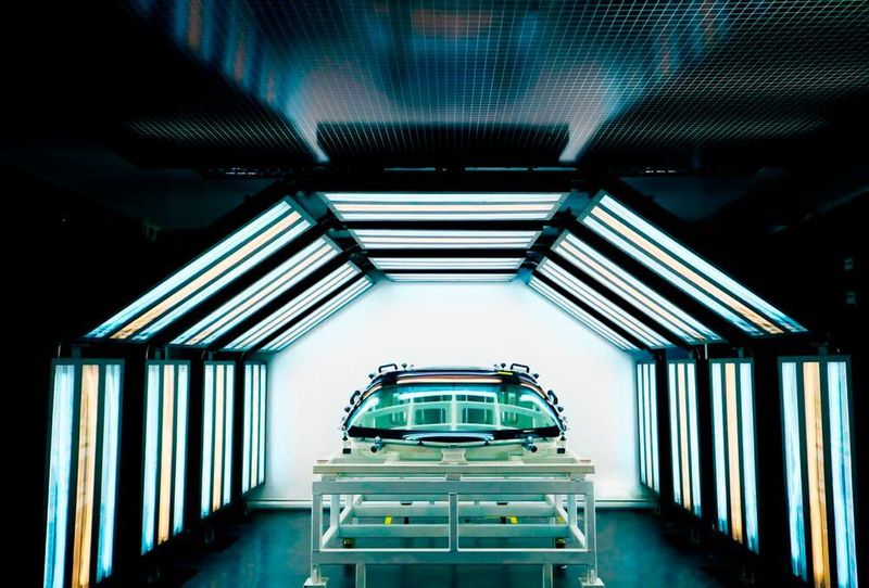 Wayray und AGP E-Glass wollen Informationen holographisch in die Windschutzscheibe einblenden.