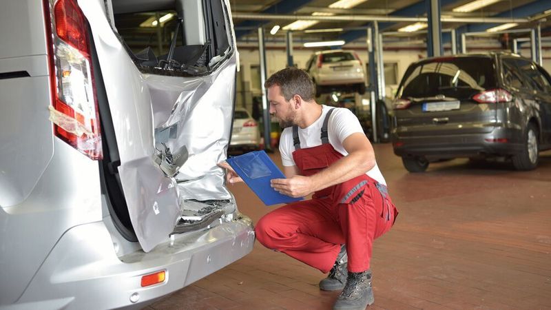 Um verunfallte Fahrzeuge entsteht nicht selten ein Rechtsstreit, der sich über Jahre hinziehen kann. Streitpunkt Nummer 1 ist der Wiederbeschaffungswert.