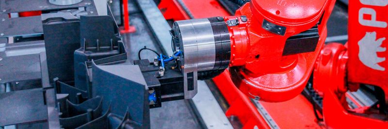 Vetimec uses its new robot cell for the fully automatic, unmanned production of graphite electrodes.