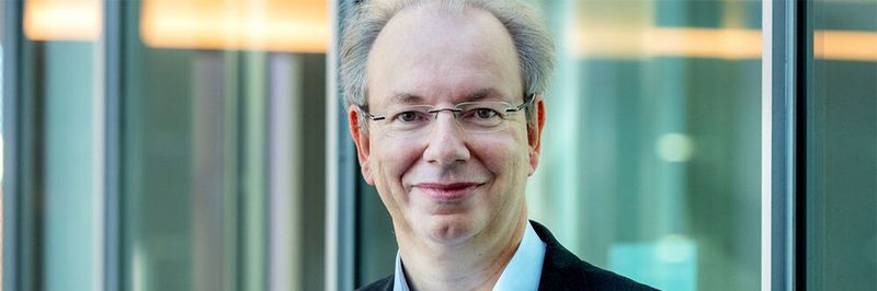 Ralf Koenzen, Gründer und Geschäftsführer der Lancom Systems GmbH, gibt Auskunft über die Rolle seines Unternehmens bei der Digitalisierung in Schulen.