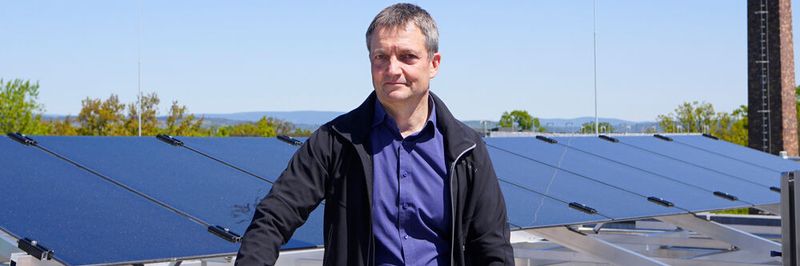 Forschungslabor auf dem Dach: Prof. Dr. Bernd Hüttl leitet das Labor für Photovoltaik und Solare Energiewandlung der Hochschule Coburg.