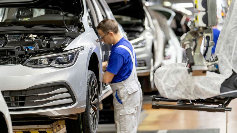 Die Experten schätzen den durch die Halbleiterkrise verursachten Ausfall auf vier Millionen Autos.