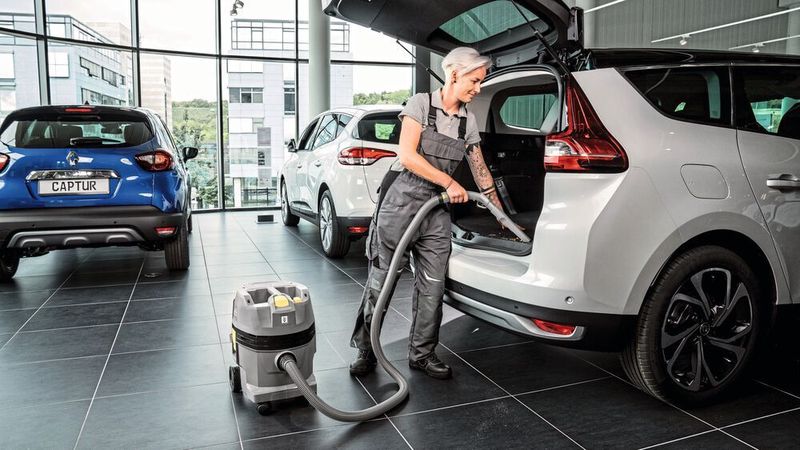 Auch Werkstätten und Autohäuser setzen auf die Produkte von Kärcher. Vom Staubsauger bis zur Portalwaschanlage bietet der Spezialist quasi alles rund ums Reinigen.