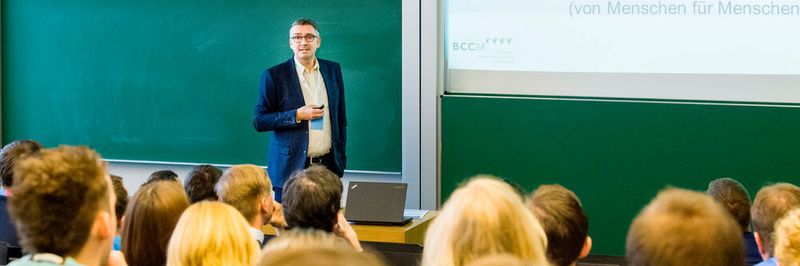 „Wir sehen Blockchain als wichtige und zukunftsweisende Innovation, und wollen jedem die Chance geben, sich fachlich fundiert darüber zu informieren“ so Prof. Dr. Andreas Ittner.