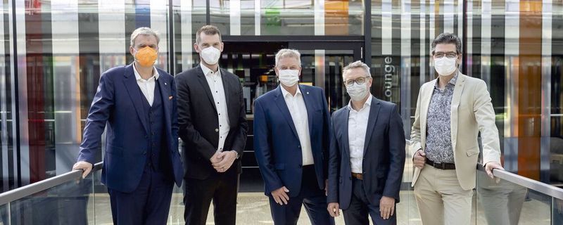 Medtec Live with T4M geht an den Start: (vlnr.) Peter Ottmann, CEO Nürnberg Messe, Christopher Boss, Leiter Medtec Live, Nürnberg Messe, Thomas Walter, Bereichsleiter Industrie & Technologie, Messe Stuttgart, Rolf Keller, Geschäftsführer Medtec Live GmbH und Stefan Lohnert, Geschäftsführer Messe Stuttgart.