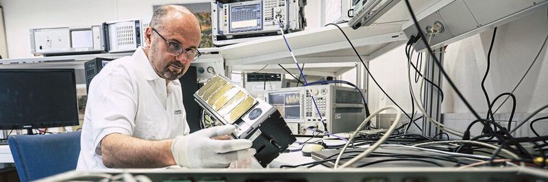 Neue Frequenzen: Der Nanosatellit W-Cube sendet in einer Höhe von 500 km Testsignale im Q- und W-Band (37,5 und 75 GHz), um neue Frequenzen für zukünftige Datenübertragungen zu erschließen.