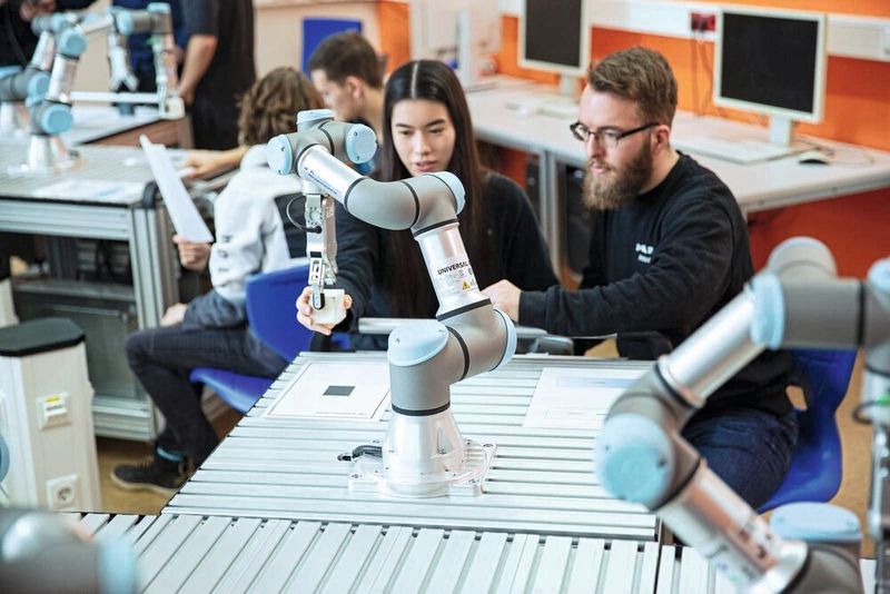 Bildungsvorsprung mit Cobots: Mit UR Education bietet Universal Robots Lehrkräften rund um eine Hardware-Lernstation mit Roboterarm ein 360° Konzept.