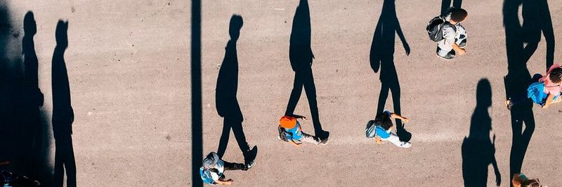 Die Einzigartigkeit von Kunden kann mithilfe von Personas und Customer Journey Maps berücksichtigt werden.