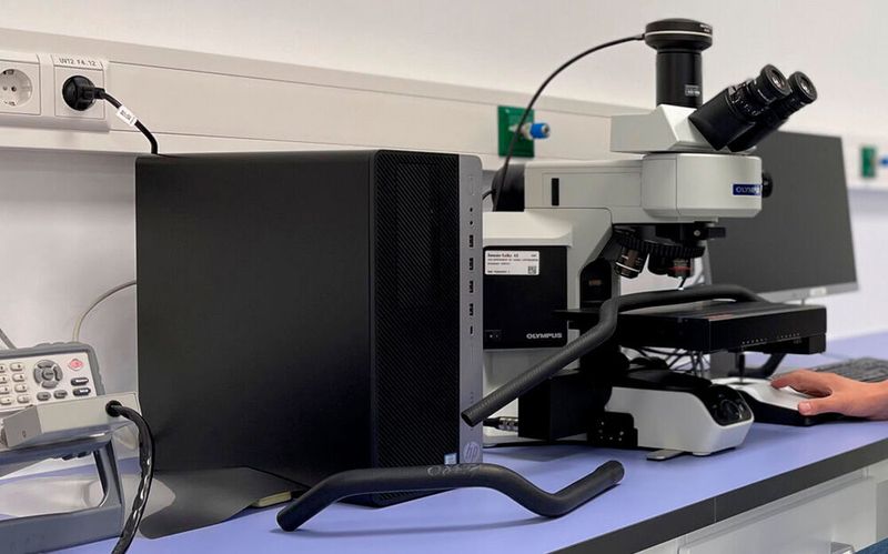 Beim Forschungsvorhaben „sensIC“ wird Sensorik auf Basis von gedruckter Elektronik in Schlauchleitungen für Elektrofahrzeuge integriert. Anschließend erfolgt die Untersuchung der Schlauchoberflächen am Auflichtmikroskop.