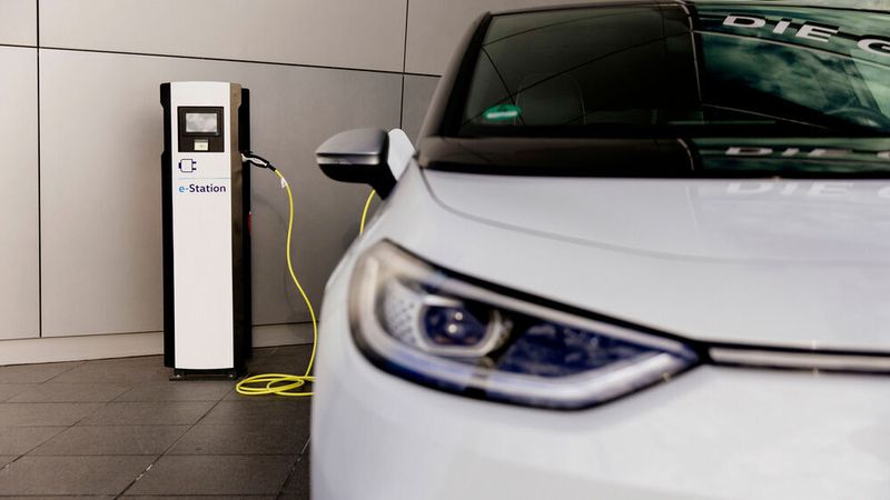 Die meisten Ladestationen für E-Autos gibt es mit 47,5 Stationen pro 100 Kilometer in den Niederlanden. Deutschland belegt mit 19.4 Ladestationen den dritten Platz im europäischen Vergleich.